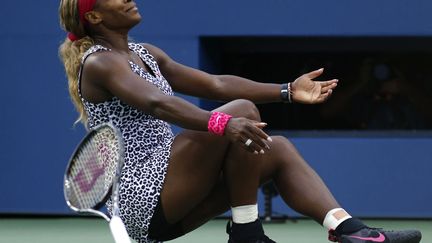 L'Am&eacute;ricaine Serana Williams s'effondre apr&egrave;s avoir battu la Danoise&nbsp;Caroline Wozniacki en finale de l'US Open &agrave; New York (Etats-Unis), le 7 septembre 2014. (EDUARDO MUNOZ / REUTERS)