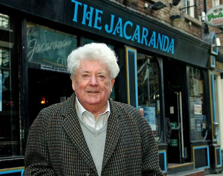 Allan Williams devant The Jacaranda Club
 (Image du profil Facebook du Jacaranda Club)