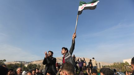 Les habitants de Damas célèbrent le 9 décembre 2024, après que les rebelles dirigés par les islamistes ont déclaré avoir pris la capitale syrienne lors d'une offensive éclaire. (BAKR ALKASEM / AFP)