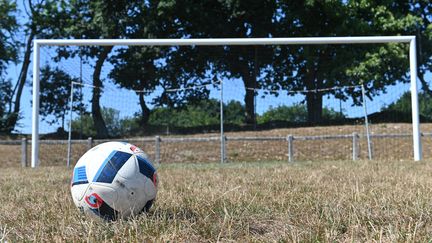 Les terrains de football, comme ici celui de&nbsp;Plouescat (Finistère), sont extrêmement secs à cause de la sécheress, ce qui complique la reprise des entraînements dans les clubs amateurs, le 9 août 2022. (NICOLAS CREACH / MAXPPP)