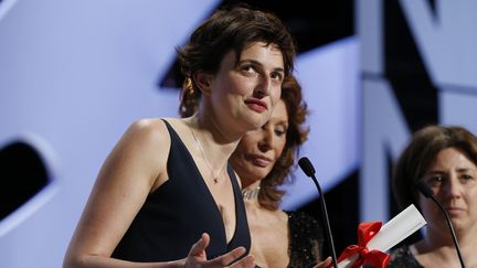 La cinéaste italienne Alice Rohrwacher, une des deux femmes en compétition officielle, lors de son discours de remerciement après avoir gagné le Grand Prix du jury pour "Les Merveilles" en 2014
 (VALERY HACHE / AFP)