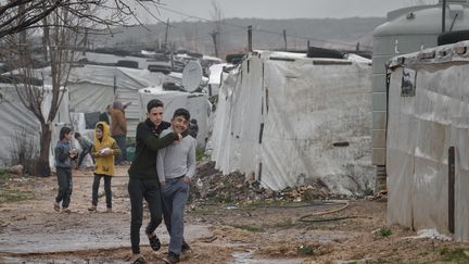 Des enfants jouent dans un camp de réfugiés au sud du Liban, non loin de la frontière libano-israélienne. Février 2024. (ARTHUR SARRADIN / RADIOFRANCE)