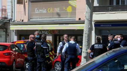 Des policiers devant une boulangerie ou a eu lieu une attaque au couteau, à Romans-sur-Isère (Drôme), le 4 avril 2020.&nbsp; (NICOLAS GUYONNET / HANS LUCAS / AFP)