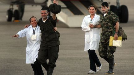 Les otages lib&eacute;r&eacute;s lundi 2 avril ont &eacute;t&eacute; pris en charge par une &eacute;quipe m&eacute;dicale &agrave; leur arriv&eacute;e &agrave; l'a&eacute;roport de Villavivencio, en Colombie. (LUIS RAMIREZ / NOTIMEX / AFP)