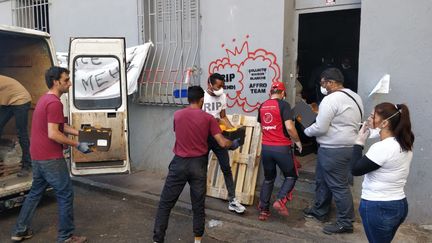 Des habitants et des collectifs s'organisent pour distribuer de la nourriture aux plus pauvres dans la cité Maison Blanche de Marseille (Bouches-du-Rhône). (ÉRIC AUDRA / RADIO FRANCE)