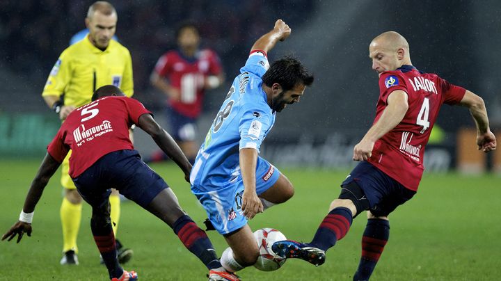 Le milieu de terrain lillois prend en tenaille Ajaccio, le 6 octobre 2012 au Grand Stade de Lille.&nbsp; (JOHAN BEN AZZOUZ / MAXPPP)