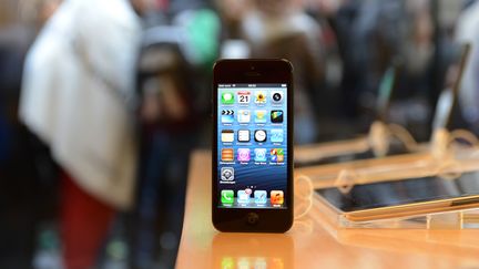 Un iPhone 5 en vente dans un Apple Store de Munich (Allemagne), le 21 septembre 2012. (CHRISTOF STACHE / AFP)