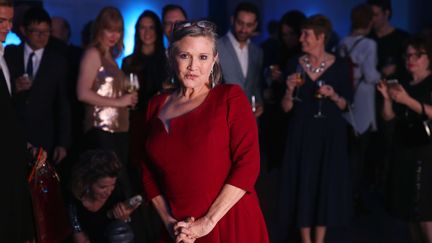 L'actrice Carrie Fisher pose après la projection du "Réveil de la Force", l'épisode VII de la saga "Star Wars", à Londres (Royaume-Uni), le 16 décembre 2015 (JOEL RYAN/AP/SIPA / AP)