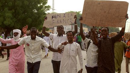 Des manifestants lors d'un rassemblement contre la France à N'Djamena (Tchad), le 14 mai 2022. (AFP)