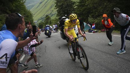 Tadej Pogacar dans la montée du Pla d'Adet à l'arrivée de la 14e étape du Tour de France, le 13 juillet 2024. (DANIEL COLE / SIPA)