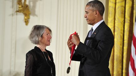 La poétesse américaine Louise Glück, primée à plusieurs reprises, lauréate du prix Nobel de littérature en 2020, est morte le 13 octobre 2023. Ici avec le président américain Barack Obama, qui lui remet, le 22 septembre 2016, la National Humanities Medal. (RON SACHS - CNP / CONSOLIDATED NEWS PHOTOS / PICTURE ALLIANCE / MAXPPP)