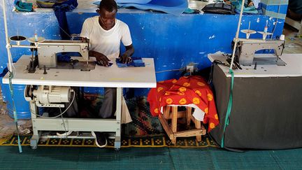 En 1987, l’atelier de couture et la marque Maam Samba ont vu le jour. Les premières créations et confections artisanales ont été mises en vente à Paris. "Traditionnellement, il y avait du coton à Ndem", explique une habitante d’origine franco-américaine arrivée au village en 2003 et citée par franceinfo Afrique en 2017. Elle se souvient encore de sa rencontre avec une grand-mère qui avait une égreneuse traditionnelle : "Au village, tout a commencé avec une machine à coudre rapportée de France par Serigne Babacar. Les agriculteurs sont alors devenus des tailleurs."&nbsp; &nbsp; (REUTERS / ZOHRA BENSEMRA)