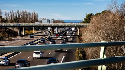 Le croisement entre les autoroutes A9 et A7, avec des bouchons sur l'A7 en direction de Lyon, le 23 décembre 2023, dans le Vaucluse. (JC MILHET / HANS LUCAS / AFP)