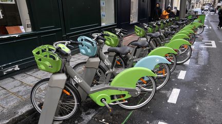 Une station du nouveau Vélib' opéré par&nbsp;Smovengo,&nbsp;le 26 janvier 2018, à Paris. (SERGE ATTAL / ONLY FRANCE / AFP)