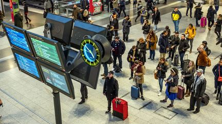 Des voyageurs à la gare du Nord, à Paris, le 15 janvier 2020, lors d'un mouvement de grève contre la réforme des retraites. (MAXPPP)