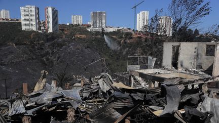 Des habitations détruites par un incendie à Vina del Mar, dans la région de Vaparaiso (Chili), le 23 décembre 2022. (JAVIER TORRES / AFP)