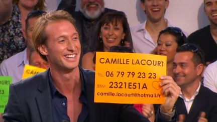 Fabien Gilot diffuse &agrave; l'&eacute;cran le num&eacute;ro de Camille Lacourt lors du "Grand Journal", le 24 mai 2012 (capture d'&eacute;cran). (CANAL+ / FTVI)