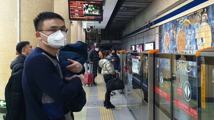 Des passagers attendent le métro à&nbsp;Pékin en Chine, le 22 janvier 2020.&nbsp; (ANNA RATKOGLO / SPUTNIK / AFP)