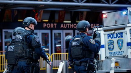 La police sécurise&nbsp;la gare routière de Port Authority, dans le centre de Manhattan, à New York (Etats-Unis), le 11 décembre 2017.&nbsp;
 (BRENDAN MCDERMID / REUTERS)