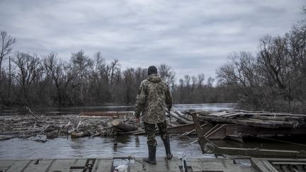 Un soldat ukrainien pêche dans la région de Bakhmout (Ukraine), le 3 mars 2023. (NARCISO CONTRERAS / ANADOLU AGENCY / AFP)