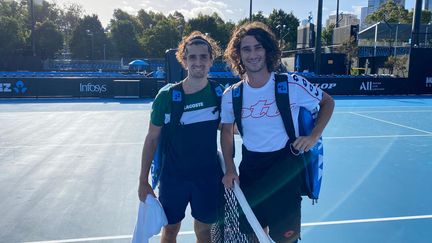 Le tennisman français Pierre-Hugues Herbert (à gauche) à l'issue d'un entraînement à Melbourne (Australie) avec le Sud-Africain Lloyd Harris, le 19 janvier 2021 (BENJAMIN BALLERET)