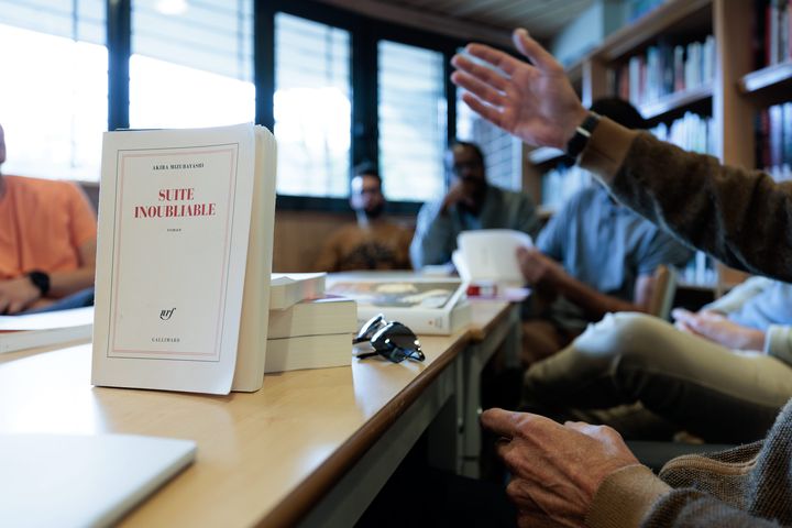 Le 25 octobre 2023, le Prix Goncourt des détenus s'invite à la maison d'arrêt de Bonneville en Haute-Savoie. "Suite inoubliable", le roman d'Akira Mizubayashi, est l'un des livres discutés en atelier lecture dans la bibliothèque de la maison d'arrêt. (GREGORY YETCHMENIZA / MAXPPP)