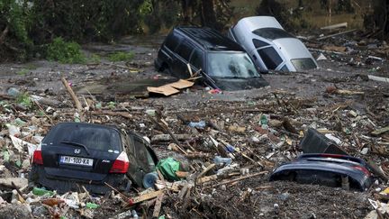 Des voitures coinc&eacute;es dans des rues inond&eacute;es &agrave; Tbilissi (G&eacute;orgie), le 14 juin 2015. ( REUTERS )