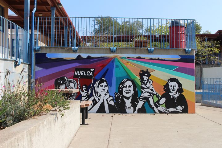 Une fresque dans l'ancienne école primaire de Kamala Harris à Berkeley (Etats-Unis), le 28 septembre 2020. (ROBIN PRUDENT / FRANCEINFO)