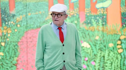 Le peintre britannique David Hockney pose au Centre Pompidou, à Paris, le 26 septembre 2017, devant l'un de ses tableaux. Photo d'illustration. (STEPHANE DE SAKUTIN / AFP)