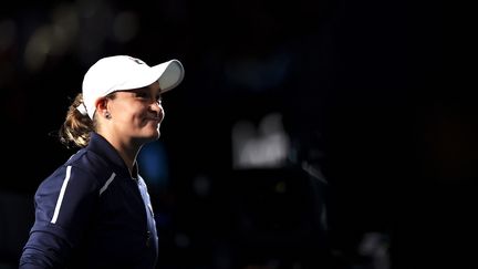 Ashleigh Barty lors de la cérémonie des récompenses de son Open d'Australie victorieux, le 29 janvier 2022. (MARTIN KEEP / AFP)