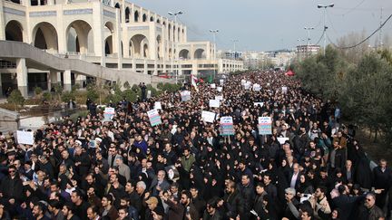 Des manifestants défilent dans les rues de Téhéran, le 3 janvier 2020, pour protester contre le raid américain à Bagdad qui a tué le général iranien Qassem Soleimani. (ATTA KENARE / AFP)