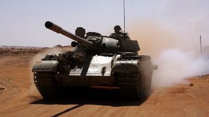 Un tank de l'arm&eacute;e libyenne &agrave; Koufra, le 1er mars 2012. (ABDULLAH DOMA / AFP)