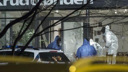 Des membres de la police scientifique interviennent au centre culturel de Copenhague (Danemark), o&ugrave; une fusillade a &eacute;t&eacute; perp&eacute;tr&eacute;e le 14 f&eacute;vrier 2015, en marge d'un d&eacute;bat sur la libert&eacute; d'expression. (CLAUS BJORN LARSEN / AFP)