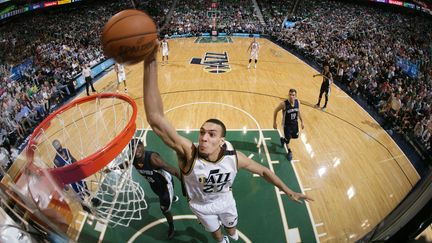 Le basketteur Rudy Gobert, des&nbsp;Utah Jazz, marque un panier contre les Memphis Grizzlies, le 10 avril 2015, à Salt Lake City (Utah). (MELISSA MAJCHRZAK / NBAE / GETTY IMAGES)