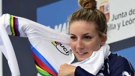 La cycliste fran&ccedil;aise Pauline Ferrand-Prevot c&eacute;l&egrave;bre son titre de championne du monde sur route, samedi 27 septembre &agrave; Ponferrada (Espagne).&nbsp; (JAVIER SORIANO / AFP)