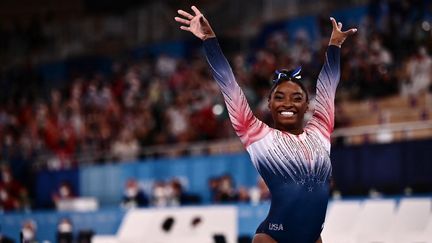 Simone Biles lors de la finale du concours de poutre à Tokyo, le 3 août 2021. (JEFF PACHOUD / AFP)