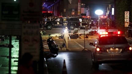 Des enqu&ecirc;teurs examinent la sc&egrave;ne de l'attentat commis &agrave; Bangkok (Tha&iuml;lande), le 17 ao&ucirc;t 2015. (CHAIWAT SUBPRASOM / REUTERS)