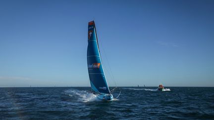 Le bateau LinkedOut du skipper français&nbsp;Thomas Ruyant lors du départ du Vendée Globe, le 9 novembre 2020. (PIERRE BOURAS / DPPI MEDIA / AFP)