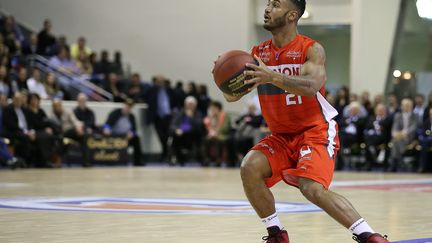 Le Chalonnais John Roberson a inscrit 15 points à Limoges  (ANTHONY MASSARDI / MAXPPP)