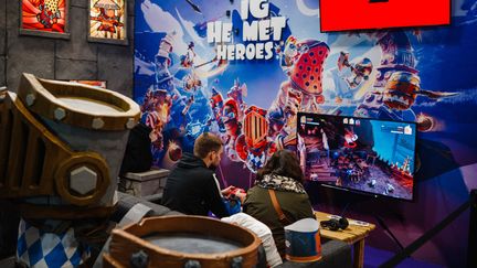 Des visiteurs jouent à un jeu sur console à la Paris Games Week, le 23 octobre 2024. (DIMITAR DILKOFF / AFP)