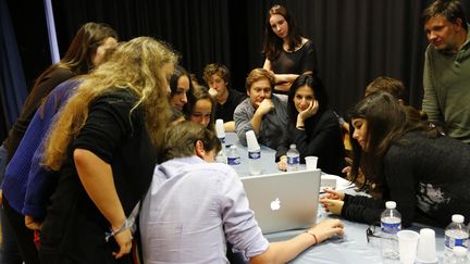 Des coll&eacute;giens de la&nbsp;cit&eacute; scolaire Pasteur&nbsp;pr&eacute;sentent leurs travaux sur la premi&egrave;re guerre mondiale &agrave; Marie Drucker, de France 2. (CHRISTOPHE RUSSEIL / FTV)