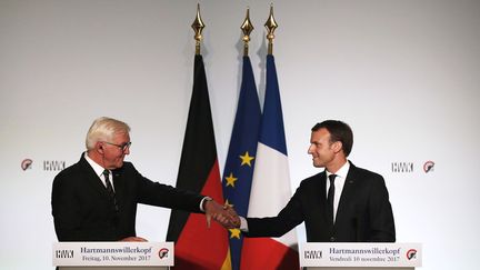 Le président allemand Frank-Walter Steinmeier et le chef de l'État français Emmanuel Macron le 10 novembre 2017 à Wattwiller (Haut-Rhin), à l'inauguration du Mémorial franco-allemand de la Première Guerre mondiale.
 (Christian Hartmann / Pool / AFP)