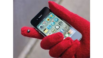 Le glove tip est une puce électronique à clipper sur un ou plusieurs doigts d’un gant. Il permet l’utilisation des téléphones, Smartphones, tablettes et baladeurs numériques… en maintenant la continuité statique entre le doigt et l’écran tactile. L’opération est initiée par la Fédération de la ganterie et 6 gantiers partenaires. Pack de 2: 14,90 euros.
 (DR)