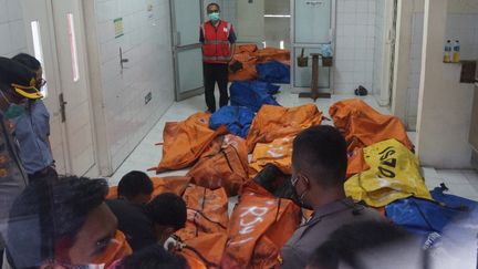 Des policiers et des personnels soignants stockent les corps des victimes de l'incendie survenu dans une prison de la région de Jakarta (Indonésie), le 8 septembre 2021.&nbsp; (FAJRIN RAHARJO / AFP)