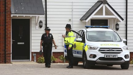 Des policiers devant l'habitation d'Amesbury (Royaume-Uni), le 4 juillet 2018,&nbsp;où un homme et une femme exposés au Novitchok ont été retrouvés samedi. (GEOFF CADDICK / AFP)