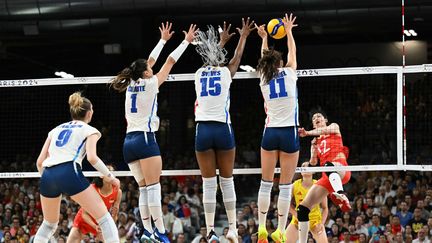 Le bloc des Françaises face aux Chinoises, le 1er août 2024., lors du match comptant pour le tour préliminaire du tournoi olympique de volley féminin, à Paris. (NATALIA KOLESNIKOVA / AFP)