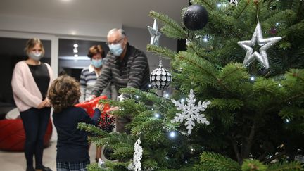 Une&nbsp;distribution de cadeaux de Noël dans une famille au temps du Covid-19&nbsp;(photo d'illustration). (JEAN-FRANCOIS FREY / MAXPPP)