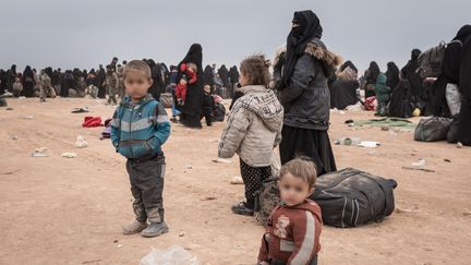 Des milliers de femmes et d'enfants de jihadistes sortis de Baghoz, le dernier bastion jihadiste en Syrie,&nbsp;ont été déposés au camp de Al Hol à quelques heures de route, le 23 février 2019. (CHRIS HUBY / LE PICTORIUM / MAXPPP)