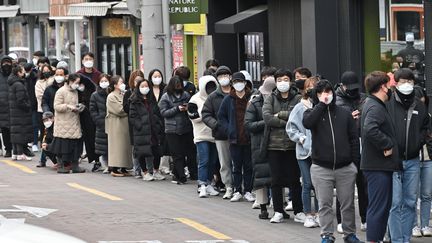 Des personnes attendent pour acheter des masques de protection contre le coronavirus Covid-19, le 27 février 2020 à Daegu (Corée du Sud).&nbsp; (JUNG YEON-JE / AFP)