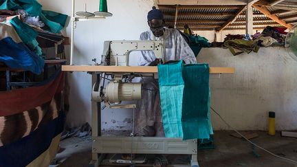 Elle se souvient encore de sa rencontre avec une grand-mère qui avait une égreneuse traditionnelle: «Au village, tout a commencé avec une machine à coudre rapportée de France par Serigne Babacar. Les agriculteurs sont devenus tailleurs! Aujourd’hui, on apprend dans les ateliers la teinture, la couture, la vannerie, la création de bijoux, la transformation des fruits en confitures. Les matériaux sont produits et vendus dans des conditions et dans un cadre équitable à travers un réseau de boutiques au Sénégal, en France, en Italie, en Suisse.»  (Nathalie Guironnet)